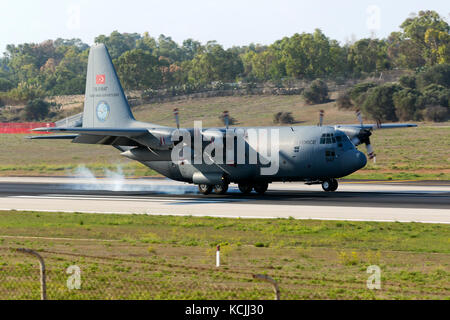 Turkish Air Force Lockheed C-130e hercules (l-382) [70-1947] toccando la pista 31. Foto Stock