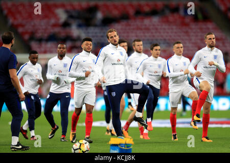 Harry Kane dell'Inghilterra si riscalda prima delle qualificazioni della Coppa del mondo FIFA 2018, partita del gruppo F al Wembley Stadium di Londra. Foto Stock