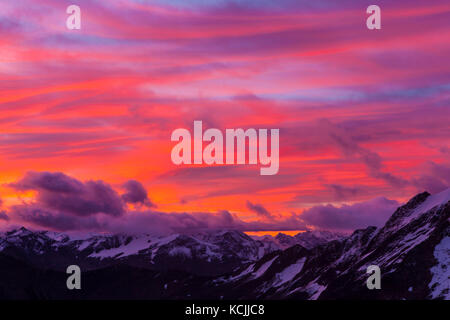 Drammatica cieli rosa di sunrise al di sopra della gamma di Purcell come si vede dal Bugaboo Parco Provinciale in British Columbia, Canada. Foto Stock