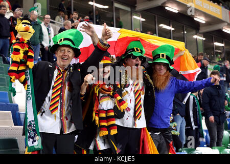 Tifosi dell'Irlanda del Nord e della Germania durante le qualificazioni della Coppa del mondo FIFA 2018, partita del Gruppo C al Windsor Park, Belfast. Foto Stock