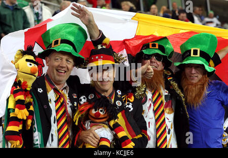 Tifosi dell'Irlanda del Nord e della Germania durante le qualificazioni della Coppa del mondo FIFA 2018, partita del Gruppo C al Windsor Park, Belfast. Foto Stock