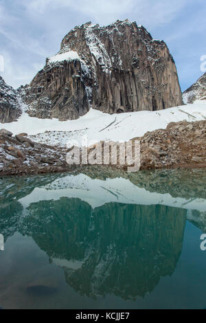 Guglia Snowpatch riflessa in un tarn in Bugaboo Parco Provinciale, Purcell gamma, British Columbia, Canada. Foto Stock