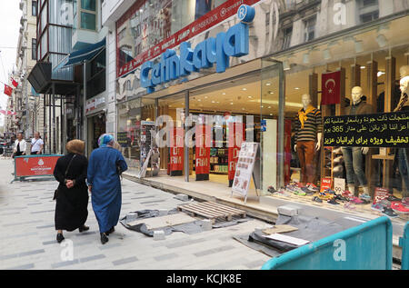 Istanbul, Turchia. 29 settembre 2017. Vista dei negozi sull'Istiklal caddesi nel popolare quartiere Beyoglu, pubblicità in arabo, persiano e inglese a Istanbul, Turchia, 29 settembre 2017. Credito: Ergin Hava/dpa/Alamy Live News Foto Stock