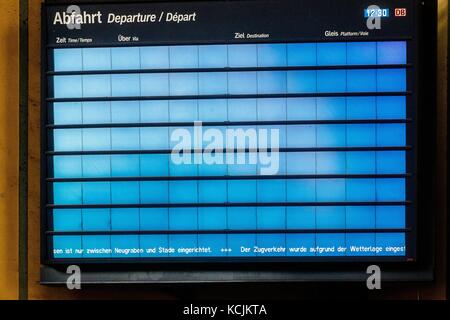 Amburgo, Germania. 5 ottobre 2017. Le bacheche vuote possono essere viste dopo la cancellazione dell'intero traffico ferroviario presso la stazione centrale di Amburgo, Germania, 5 ottobre 2017. Credito: Markus Scholz/dpa/Alamy Live News Foto Stock