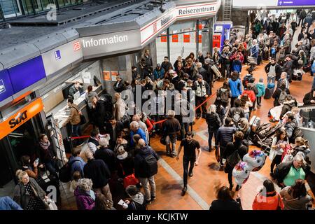 Amburgo, Germania. 5 ottobre 2017. Le persone fanno la fila al banco di servizio dopo la cancellazione dell'intero traffico ferroviario alla stazione centrale di Amburgo, Germania, 5 ottobre 2017. Credito: Markus Scholz/dpa/Alamy Live News Foto Stock
