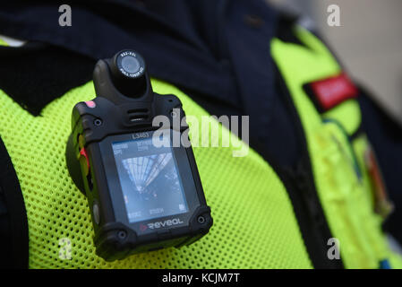 Colonia, Germania. 5th Ott 2017. Membri del servizio di sicurezza di Deutsche Bahn Wear Bodycams presso la stazione centrale di Colonia, Germania, 5 ottobre 2017. Credit: Henning Kaiser/dpa/Alamy Live News Foto Stock