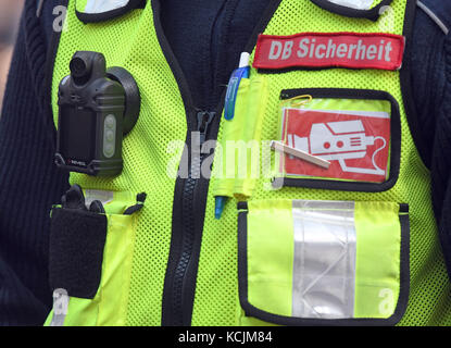 Colonia, Germania. 5th Ott 2017. Membri del servizio di sicurezza di Deutsche Bahn Wear Bodycams presso la stazione centrale di Colonia, Germania, 5 ottobre 2017. Credit: Henning Kaiser/dpa/Alamy Live News Foto Stock