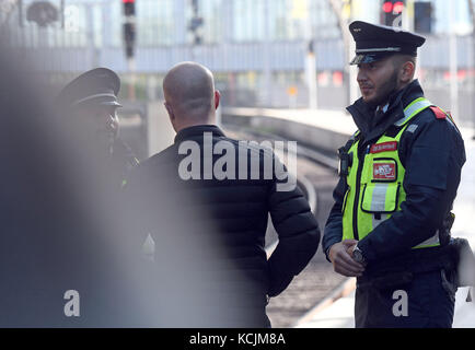 Colonia, Germania. 5th Ott 2017. Membri del servizio di sicurezza di Deutsche Bahn Wear Bodycams presso la stazione centrale di Colonia, Germania, 5 ottobre 2017. Credit: Henning Kaiser/dpa/Alamy Live News Foto Stock