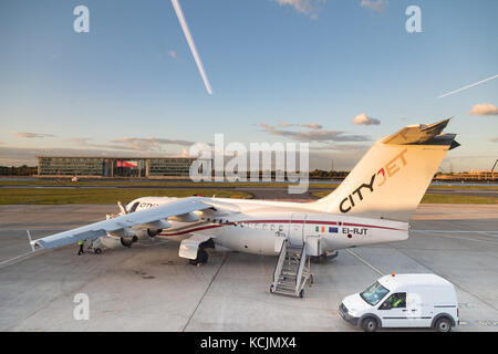 Silvertown, Londra, Regno Unito. 5 ottobre, 2017. uk meteo: ritardi nei voli da London City airport a causa di cattive condizioni atmosferiche in Europa centrale credito: wansfordphoto/alamy live news Foto Stock