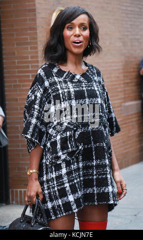 New York, NY, Stati Uniti. 5th ottobre 2017. Il 5 ottobre 2017 Kerry Washington alla ABC's The View di New York City. Credito: Rw/Media Punch/Alamy Live News Foto Stock