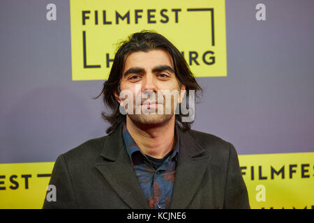Amburgo, Germania. 5 ottobre 2017. Il regista Fatih Akin arriva all'inaugurazione del 25° Hamburg Film Festival al CinemaxX di Amburgo, Germania, il 5 ottobre 2017. Il festival termina il 14 ottobre. Crediti: Georg Wendt/dpa/Alamy Live News Foto Stock
