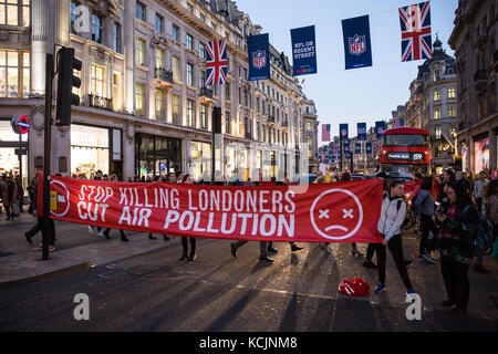 Londra, Regno Unito. 5 ottobre, 2017. gli attivisti ambientali dalla fermata di uccidere i londinesi campagna blocco contemporaneamente la parte superiore di Regent street a oxford circus alla domanda urgente attenzione per evitare che il numero di decessi prematuri da inquinamento atmosferico. Credito: mark kerrison/alamy live news Foto Stock