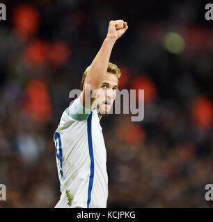 HARRY KANE DI INGHILTERRA INGHILTERRA CELEBRAT V SLOVENIA lo stadio di Wembley a Londra Inghilterra 05 Ottobre 2017 Foto Stock