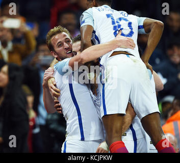 HARRY KANE DI INGHILTERRA INGHILTERRA CELEBRAT V SLOVENIA lo stadio di Wembley a Londra Inghilterra 05 Ottobre 2017 Foto Stock