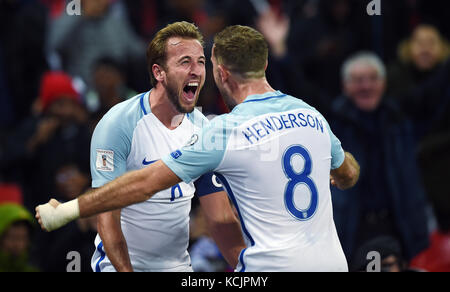 HARRY KANE DI INGHILTERRA INGHILTERRA CELEBRAT V SLOVENIA lo stadio di Wembley a Londra Inghilterra 05 Ottobre 2017 Foto Stock