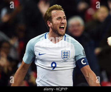 HARRY KANE DI INGHILTERRA INGHILTERRA CELEBRAT V SLOVENIA lo stadio di Wembley a Londra Inghilterra 05 Ottobre 2017 Foto Stock