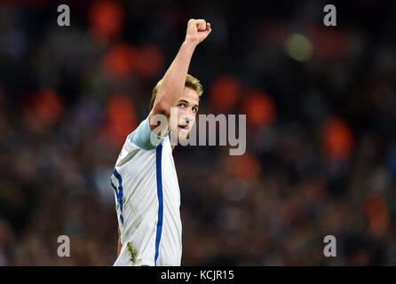 HARRY KANE DI INGHILTERRA INGHILTERRA CELEBRAT V SLOVENIA lo stadio di Wembley a Londra Inghilterra 05 Ottobre 2017 Foto Stock