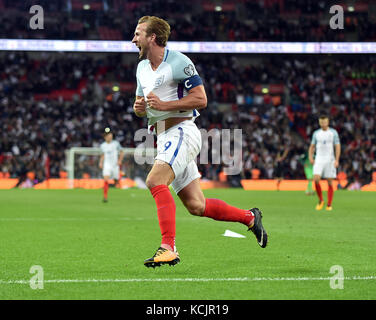 HARRY KANE DI INGHILTERRA INGHILTERRA CELEBRAT V SLOVENIA lo stadio di Wembley a Londra Inghilterra 05 Ottobre 2017 Foto Stock