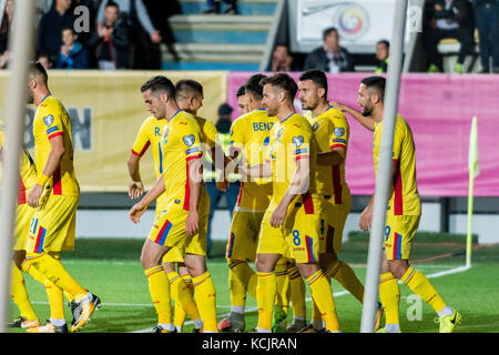 5 ottobre 2017: Giocatori della squadra rumena che festeggiano il primo goal: Alexandru Chipciu #7 (Romania) Mihai Pintili #8 (Romania) Constantin Budescu #14 (Romania) Florin andone #9 (Romania) durante la campagna di qualificazione della Coppa del mondo 2018 gioco tra Romania e Kazakistan allo stadio Ilie Oana, Ploiesti, Romania ROU. Foto: Catalin Soare Foto Stock