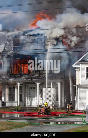 Lisbona, NH, Stati Uniti d'America. 5 ott. 2017. Vigili del fuoco da diverse città vicine combattuto una grande casa di fuoco di origine sconosciuta si trova sulla strada principale della citta'. N. persone sono state danneggiate o uccisi in questa tragedia di Lisbona, NH, Stati Uniti d'America. Credito: Arte Phaneuf/Alamy Live News Foto Stock