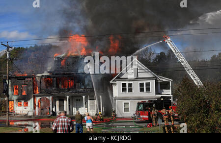 Lisbona, NH, Stati Uniti d'America. 5 ott. 2017. Equipaggi provenienti da cinque città vicine battaglia un grande incendio di origine ignota su Main Street, Lisbona, NH, Stati Uniti d'America. N. persone sono state uccise o danneggiate. I vigili del fuoco sono stati in grado di impedire la propagazione del fuoco ad un adiacente a casa. Credito: Arte Phaneuf/Alamy News Feed Foto Stock