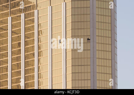 Las Vegas, Stati Uniti d'America. 05 ott 2017. finestre rotte utilizzato come un pesce persico da pistolero stephen paddock durante il percorso 91 harvest festival di musica country riprese di massa sono visti al Mandalay Bay hotel-casinò di Las vegas, nev., oct. 5, 2017. Credito: Jason ogulnik/alamy live news Foto Stock