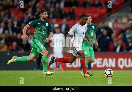 London, Londra, Regno Unito. 5 ottobre, 2017. raheem sterling (c) dell'Inghilterra si rompe durante la Coppa del Mondo FIFA 2018 qualificatore europeo del gruppo e match tra Inghilterra e Slovenia presso lo stadio di Wembley a Londra, Gran Bretagna on oct. 5, 2017. Inghilterra ha vinto 1-0. Credito: han yan/xinhua/alamy live news Foto Stock