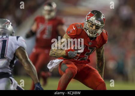 Tampa, Florida, Stati Uniti d'America. 5 ottobre, 2017. Tampa Bay Buccaneers wide receiver Mike Evans (13) riceve la palla per un primo verso il basso durante il quarto trimestre contro il New England Patriots giovedì 5 ottobre 2017 presso Raymond James Stadium di Tampa, Florida. Credito: Travis pendergrass/zuma filo/alamy live news Foto Stock