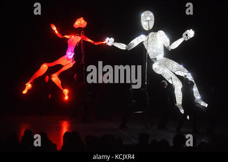 Ostrava, Repubblica Ceca. 5 ottobre 2017. I burattini di illuminazione giganti del teatro DUNDU si esibiscono durante il dodicesimo festival internazionale di teatro dei burattini chiamato Spectaculo Interesse a Ostrava, Repubblica Ceca, il 5 ottobre 2017. Crediti: Jaroslav Ozana/CTK Photo/Alamy Live News Foto Stock