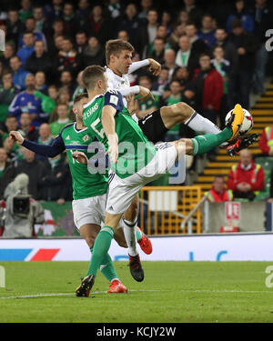 Belfast, Irlanda del Nord. 5 ottobre 2017. Il tedesco Thomas Mueller e l'irlandese Oliver Norwood (L) e Jonny Evans gareggiano per il pallone durante la partita di qualificazione al gruppo C della Coppa del mondo tra Irlanda del Nord e Germania a Belfast, Irlanda del Nord, 5 ottobre 2017. Credito: Christian Charisius/dpa/Alamy Live News Foto Stock