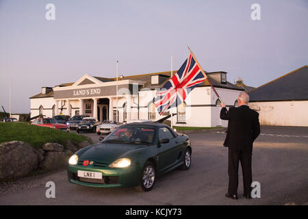 Lands End, Cornwall, Regno Unito. Il 6 ottobre, 2017. MG driver fuori di testa da una gelida Lands End all'alba per il Royal British Legion carità drive a John O'semole. La prima tappa è il lago di Windermere. Credito: Simon Maycock/Alamy Live News Foto Stock