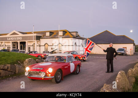 Lands End, Cornwall, Regno Unito. Il 6 ottobre, 2017. MG driver fuori di testa da una gelida Lands End all'alba per il Royal British Legion carità drive a John O'semole. La prima tappa è il lago di Windermere. Credito: Simon Maycock/Alamy Live News Foto Stock