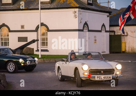 Lands End, Cornwall, Regno Unito. Il 6 ottobre, 2017. MG driver fuori di testa da una gelida Lands End all'alba per il Royal British Legion carità drive a John O'semole. La prima tappa è il lago di Windermere. Credito: Simon Maycock/Alamy Live News Foto Stock