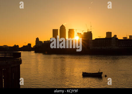 Londra, Regno Unito. 6 ottobre, 2017. Il sole sorge dietro canary wharf grattacieli di Londra, sul fiume Tamigi la capitale ha conosciuto una gelida ma evidente inizio di giornata questa mattina. Credito: vickie flores/alamy live news Foto Stock