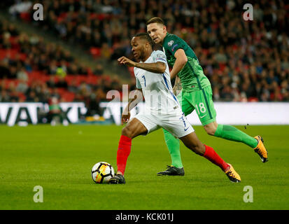 Londra, Regno Unito. 05 ott 2017. Londra, Regno Unito. 05 ott 2017. Raheem Sterling di Inghilterra durante il Gruppo F World Cup qualifier tra Inghilterra e la Slovenia ha suonato presso lo Stadio di Wembley, London il 5 ottobre 2017 Credit: Jason Mitchell/Alamy Live News Credito: Jason Mitchell/Alamy Live News Foto Stock