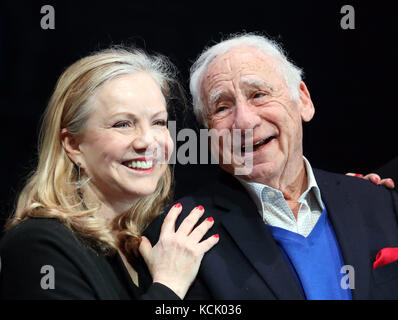 Londra, Regno Unito. 05 ott 2017. Pic mostra: giovane Frankenstein premere chiama con Mel Brooks. Con la sinistra a destra Susan Stroman (direttore musicale) Mel Brooks (scrittore), Pic tramite carta di credito: Gavin Rodgers/Alamy Live News Foto Stock