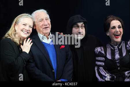 Londra, Regno Unito. 05 ott 2017. Pic mostra: giovane Frankenstein premere chiama con Mel Brooks. Con la sinistra a destra Susan Stroman (direttore musicale) Mel Brooks (scrittore), Ross Noble, Lesley Joseph, Pic tramite carta di credito: Gavin Rodgers/Alamy Live News Foto Stock