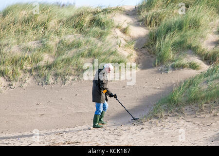 Southport, Merseyside, soleggiato in Southport. Il 6 ottobre 2017. Regno Unito Meteo. Appassionato di metal detectorists a caccia di tesori nascosti come qualche incantevole autunno caldi raggi del sole sulla sabbia dorata della spiaggia di Southport nel Merseyside. Credito: Cernan Elias/Alamy Live News Foto Stock