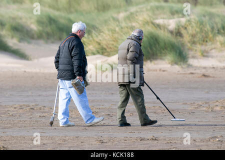 Southport, Merseyside, soleggiato in Southport. Il 6 ottobre 2017. Regno Unito Meteo. Appassionato di metal detectorists a caccia di tesori nascosti come qualche incantevole autunno caldi raggi del sole sulla sabbia dorata della spiaggia di Southport nel Merseyside. Credito: Cernan Elias/Alamy Live News Foto Stock