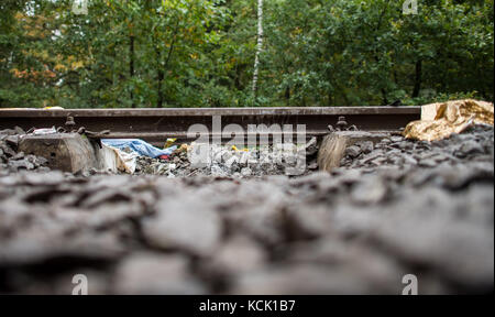 Ochtrup, Germania. 6 ottobre 2017. Le coperte spaziali possono essere viste vicino ai binari del treno a Ochtrup, Germania, il 6 ottobre 2017. Un treno con rifiuti radioattivi passa. Vicino a Gronau, nella regione di Muensterland, gli attivisti hanno bloccato i binari di un treno per oltre undici ore. Volevano fermare un treno che raggiungesse l'impianto di lavorazione dell'uranio di Gronau. Il percorso è stato chiuso fino alle prime ore del mattino. Crediti: Guido Kirchner/dpa/Alamy Live News Foto Stock