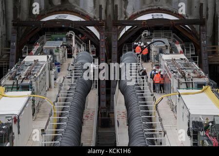 I lavoratori edili possono essere visti in piedi intorno a due macchine di perforazione di tunnel nel sito di costruzione del tunnel Albvorland a Kirchheim, Germania, 6 ottobre 2017. Il tunnel di Albvorland fa parte del progetto ferroviario Stoccarda-Ulm e dovrebbe raggiungere una lunghezza di 8176 metri dopo la fine, il che lo renderebbe uno dei dieci tunnel ferroviari più lunghi della Germania. Foto: Marijan Murat/dpa Foto Stock