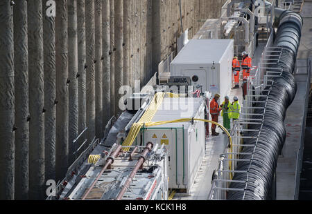 I lavoratori edili possono essere visti in piedi intorno a due macchine di perforazione di tunnel nel sito di costruzione del tunnel Albvorland a Kirchheim, Germania, 6 ottobre 2017. Il tunnel di Albvorland fa parte del progetto ferroviario Stoccarda-Ulm e dovrebbe raggiungere una lunghezza di 8176 metri dopo la fine, il che lo renderebbe uno dei dieci tunnel ferroviari più lunghi della Germania. Foto: Marijan Murat/dpa Foto Stock