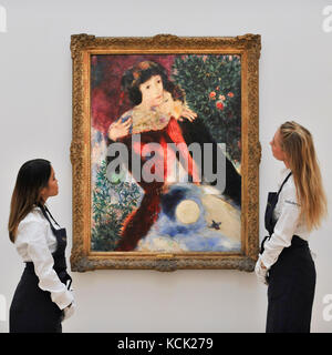 Londra, Regno Unito. 6 Ottobre, 2017. I tecnici visualizza 'Les amoureux', 1928 da Marc Chagall a un'anteprima da Sotheby's a New Bond Street del contemporaneo, impressionisti e opere d'arte moderna in asta a New York nel novembre 2017. Credito: Stephen Chung/Alamy Live News Foto Stock