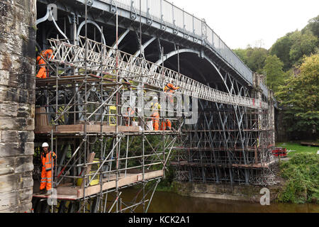 Ironbridge, Shropshire, Regno Unito. 06 ott 2017. Il più antico del mondo ponte di ferro subendo una £ 1,2 milioni di conservazione makeover a causa di sollecitazioni in ferro battuto. il progetto, il più grande del suo genere da English Heritage, interromperà screpolature sul ponte. Il ponte ha attraversato il fiume Severn a Ironbridge nello Shropshire poiché esso è stato completato nel 1779 ed è stato un Sito Patrimonio Mondiale dell'Unesco nel 1986. Credito: David Bagnall/Alamy Live News Foto Stock