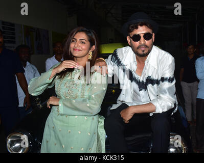 Mumbai, India. 06 ottobre, 2017. bollywood parvathy attrice e attore Irrfan Khan al trailer dell'evento di lancio del loro prossimo film di hindi "qarib qarib singlle" al cinema pvr, Juhu di Mumbai. Credito: azhar khan/alamy live news Foto Stock