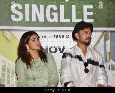 Mumbai, India. 06 ottobre, 2017. bollywood parvathy attrice e attore Irrfan Khan al trailer dell'evento di lancio del loro prossimo film di hindi "qarib qarib singlle" al cinema pvr, Juhu di Mumbai. Credito: azhar khan/alamy live news Foto Stock