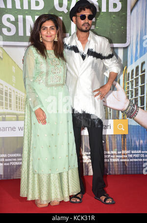 Mumbai, India. 06 ottobre, 2017. bollywood parvathy attrice e attore Irrfan Khan al trailer dell'evento di lancio del loro prossimo film di hindi "qarib qarib singlle" al cinema pvr, Juhu di Mumbai. Credito: azhar khan/alamy live news Foto Stock