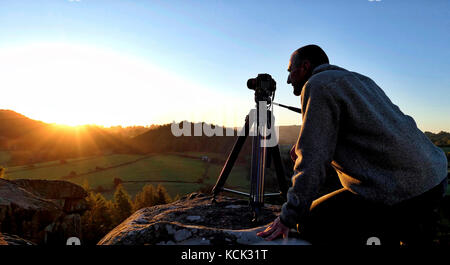 Elton, Derbyshire, Regno Unito. 6 ottobre, 2017. uk meteo: fotografo doug blane riprese il meraviglioso tramonto dalla cima della rupe cratcliffe, Elton, vicino a Bakewell, parco nazionale di Peak District, derbyshire credito: Doug blane/alamy live news Foto Stock