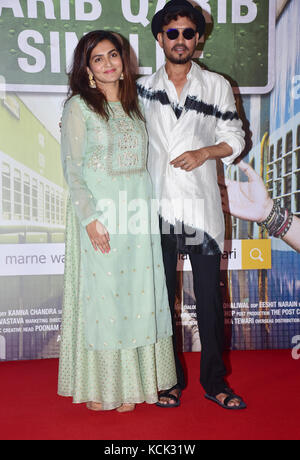 Mumbai, India. 06 ottobre, 2017. bollywood parvathy attrice e attore Irrfan Khan al trailer dell'evento di lancio del loro prossimo film di hindi "qarib qarib singlle" al cinema pvr, Juhu di Mumbai. Credito: azhar khan/alamy live news Foto Stock