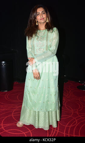 Mumbai, India. 06 ottobre, 2017. bollywood attrice parvathy al trailer dell'evento di lancio del suo prossimo film di hindi "qarib qarib singlle" al cinema pvr, Juhu di Mumbai. Credito: azhar khan/alamy live news Foto Stock